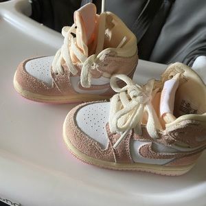 4c Jordan 1 pink/peach color